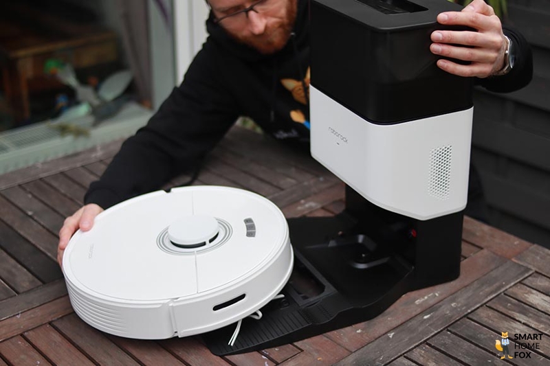 Roborock Q7 Max+ со станцией самоочистки крупным планом